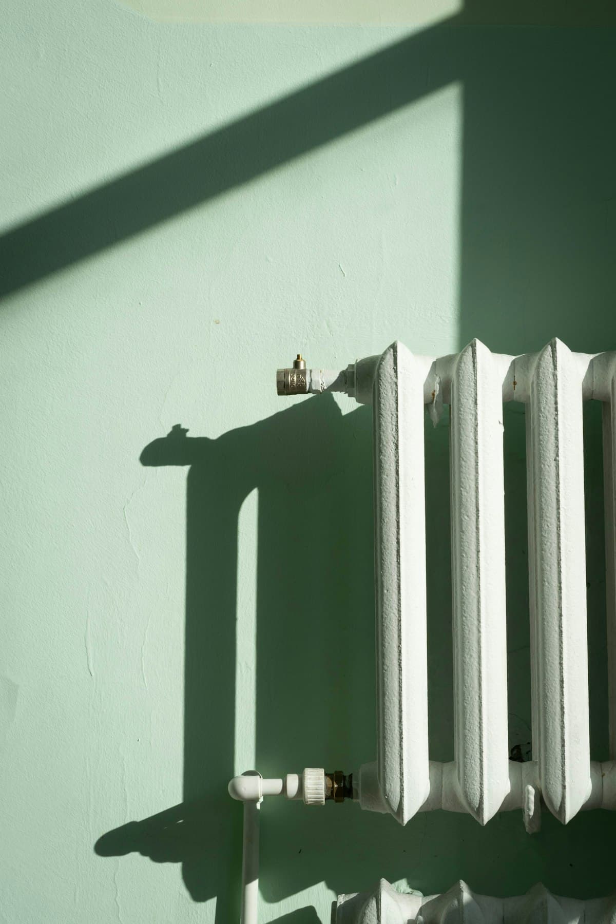Lämmityspatteri kodin seinällä — lämmitysjärjestelmät