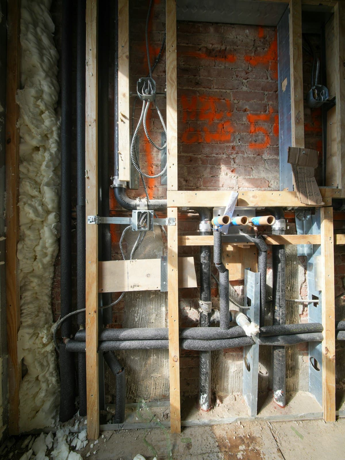 Putkiston uusiminen seinän sisällä — putkiremontti