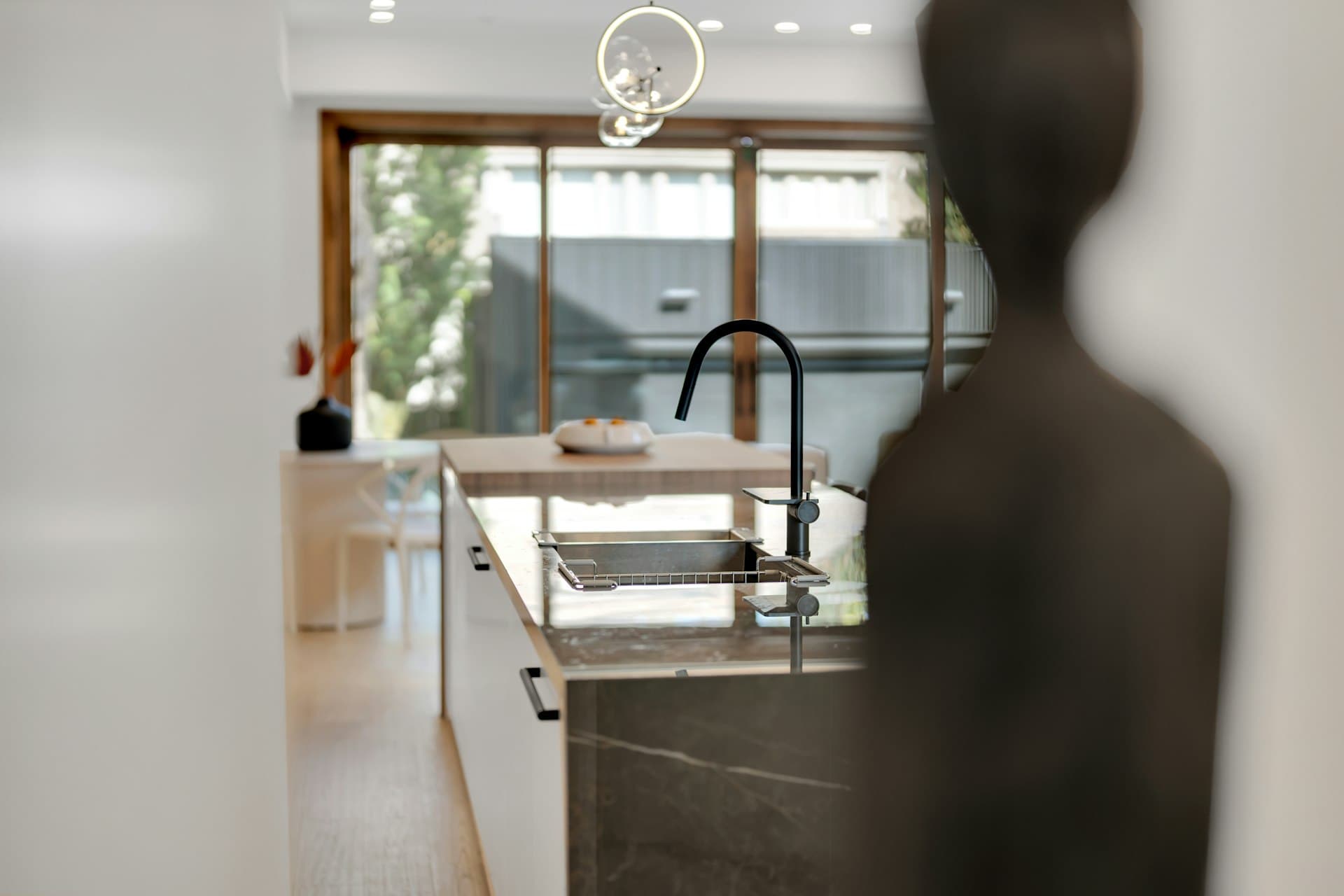 Moderni keittiösaareke hanoineen — LVI-asennukset Helsingissä